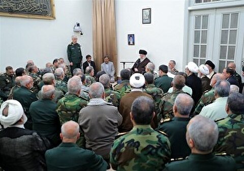 الإمام الخامنئي يستقبل جمعا من قادة القوات المسلحة الإيرانية
