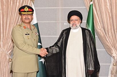 الرئيس الإيراني يلتقي قائد الجيش الباكستاني في اسلام أباد