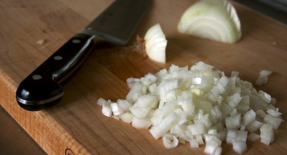 6 طرق لتفادي الدموع عند تقطيع البصل