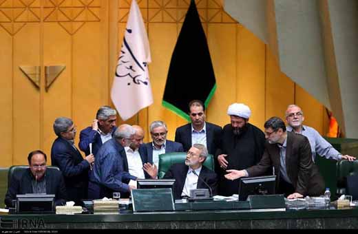 البرلمان يناقش إستقالة 19نائباً من محافظة إصفهان