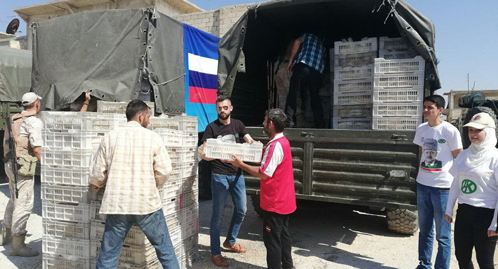 سكان حلب يتلقون مساعدات غذائية من مركز المصالحة الروسي