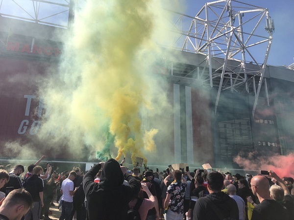 Manchester United fans burn US flag