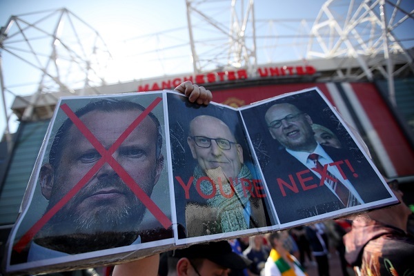 Manchester United fans burn US flag