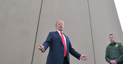 فرو ریختن دیوار مرزی ترامپ بر اثر طوفان + فیلم
