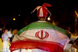 تماشای دیدار تیم های فوتبال ایران و اسپانیا در بام همدان