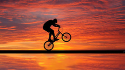 دوچرخه‌سواری جنون‌آمیز در لبه پرتگاه + فیلم