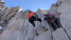 کوهنوردی کودک ۴ ساله با پای مصنوعی + فیلم