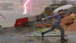 غلت خوردن خودروها در سیلاب شدید + فیلم