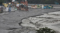 غلت خوردن خودروها در سیلاب شدید + فیلم