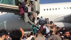 فیلمی ماهواره‌ای از هجوم مردم به فرودگاه کابل + فیلم