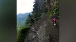 حادثه دردناک برای دوچرخه سوار کوهستان + فیلم