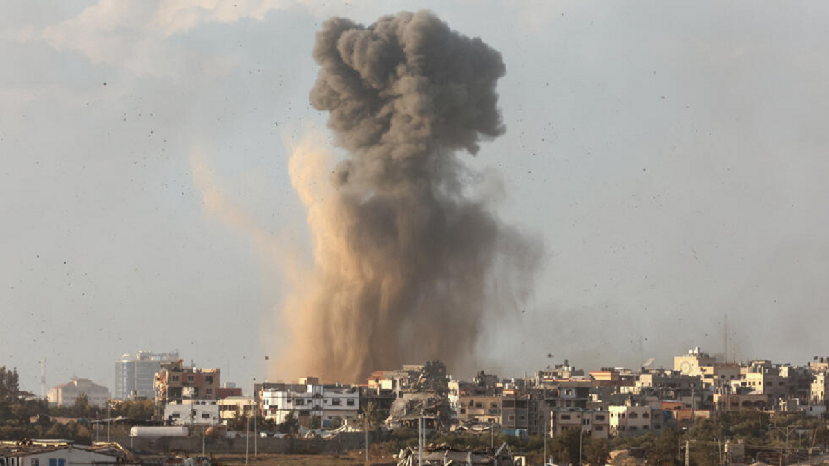 آتش زدن موادغذایی در غزه توسط نظامیان اسرائیلی + فیلم