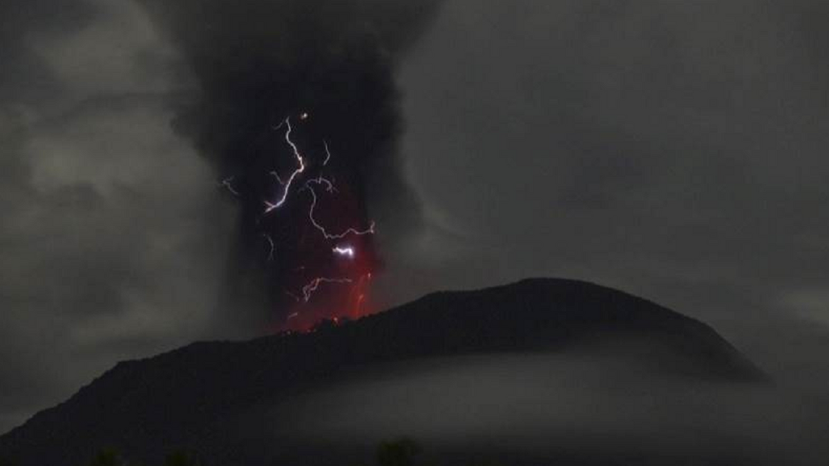 فوران آتشفشانی در ایسلند + فیلم