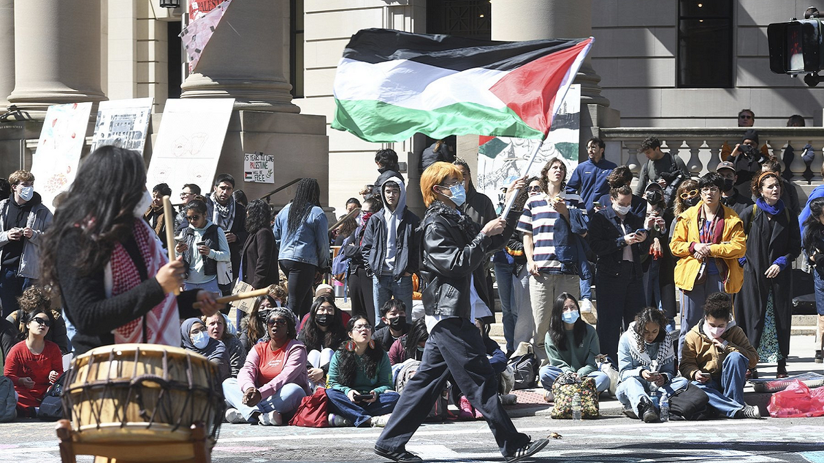 برافراشته شدن پرچم ایران در اعتراضات مردمی به نسل کشی اسرائیل در کانادا + فیلم