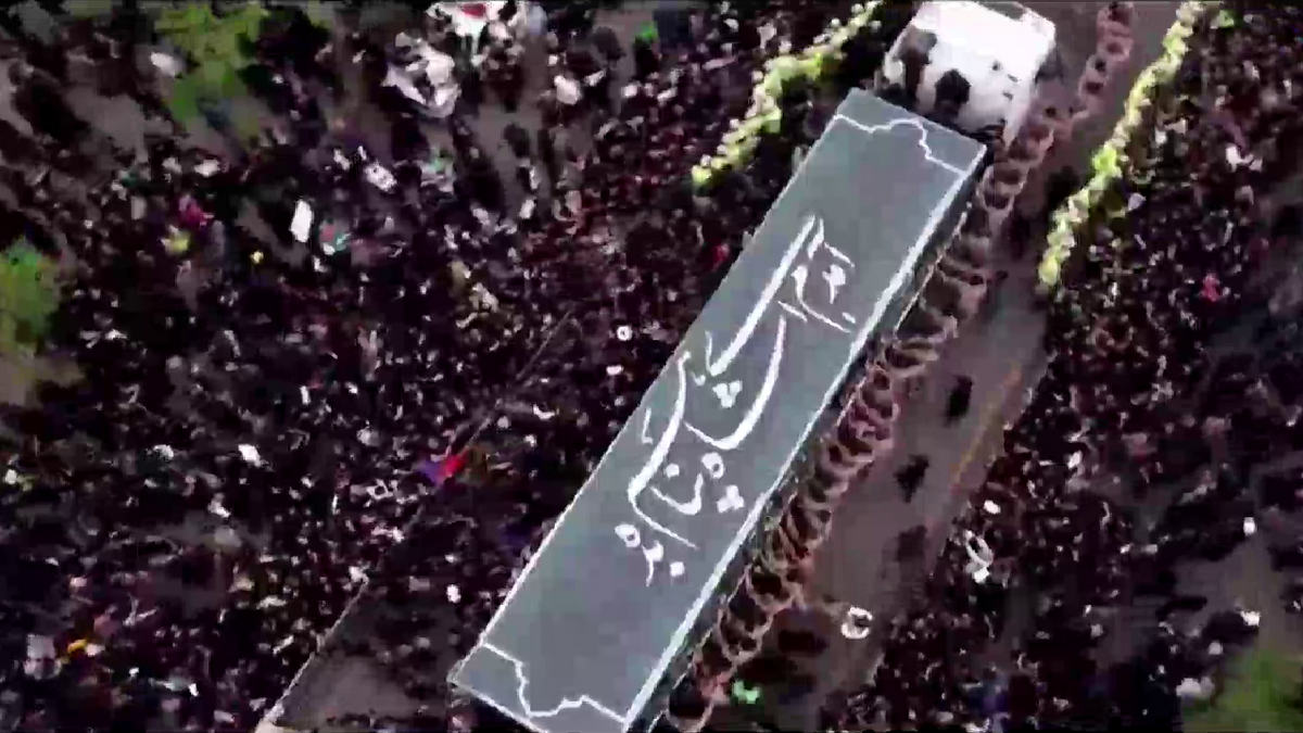 خیابان‌های مشهد مملو از جمعیتی که برای بدرقه شهید جمهور آمده‌اند + فیلم