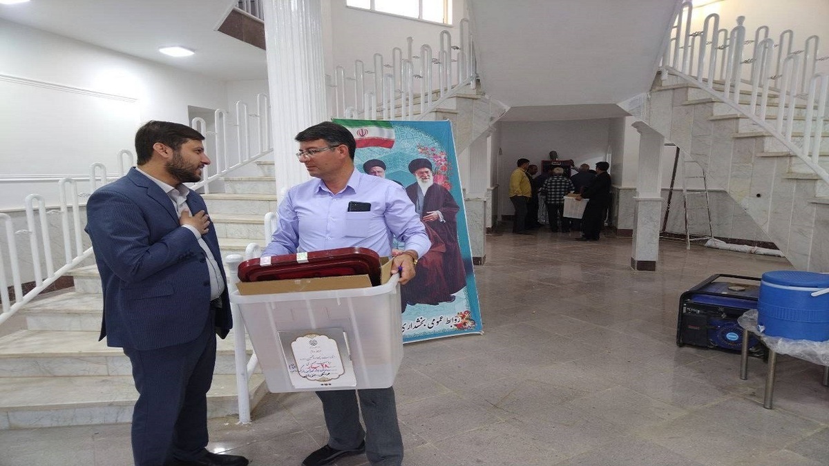 شرکت کردن زائران حرم امام رضا (ع) در انتخابات